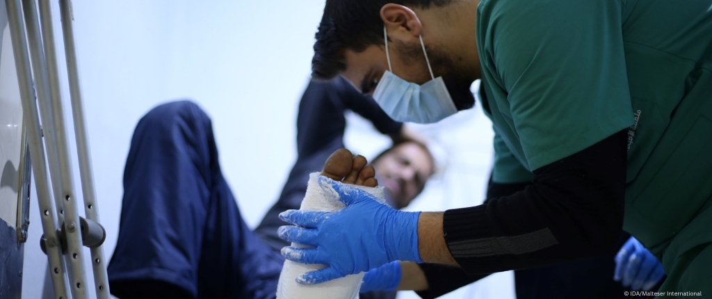 Man in Türkiye receives Physiotherapy.