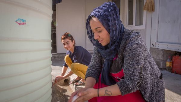 Nazdar hat an dem Programm teilgenommen und schult ihre Nachbarn und Familie zu Themen wie Hygiene und Ernährung. Foto: Emily Kinskey/Malteser International