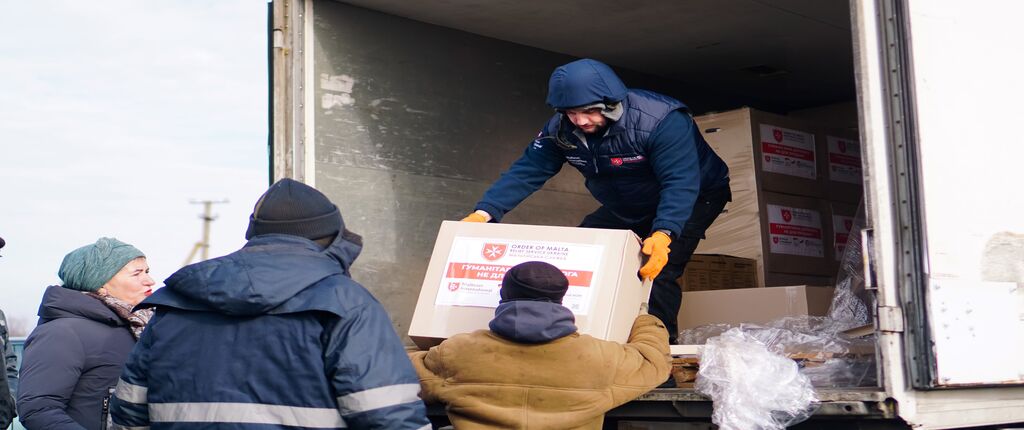 Malteser International employee distributes emergency kits to the Ukrainian community
