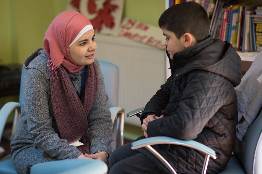 Batoul Abras caring for a syrian refugee boy in a school in Istanbul. Photo: Gonzalo Bell/Malteser International
