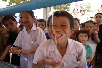 Das Händewaschen mit Seife spielt eine wichtige Rolle für das Leben und die Gesundheit von Kindern.