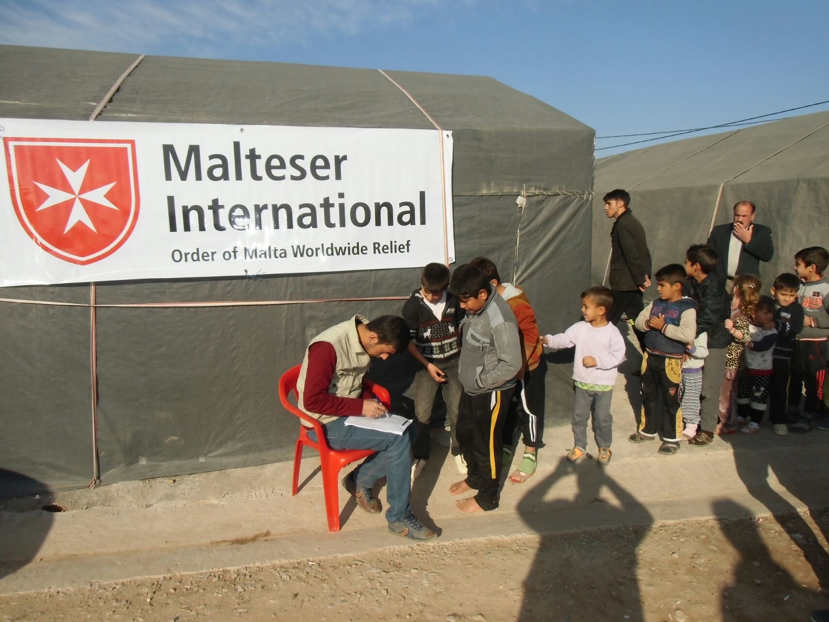 In zwei Flüchtlingslagern in der Region Dohuk (Nordirak) verteilt Malteser International Winterschuhe, Hosen, Pullover, Schals, Handschuhe und Mützen an rund 13.000 Flüchtlingskinder.