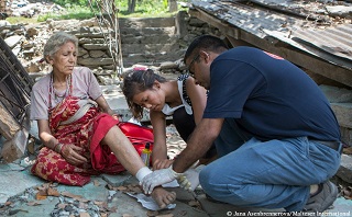 A Malteser International staff member provides aid to a patient wounded in the earthquake. Photo: Jana Asenbrennerova A Malteser International staff member provides aid to a patient wounded in the earthquake. Photo: Jana Asenbrennerova