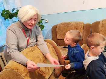 Tereza (links) arbeitet als Psychologin bei Malteser Ukraine. Rund 30.000 Menschen erhielten im Jahr 2022 psychosoziale Unterstützung in unseren Projekten in der Ukraine. Tereza (links) arbeitet als Psychologin bei Malteser Ukraine. Rund 30.000 Menschen erhielten im Jahr 2022 psychosoziale Unterstützung in unseren Projekten in der Ukraine.