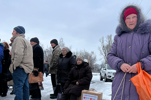 Ukrainer erhalten im Lebensmittel im Winter.