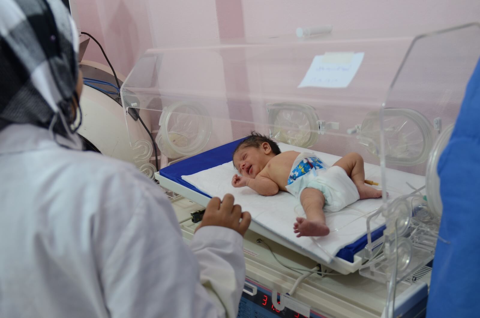 Un nouveau-né dans l'hôpital à la frontière entre la Syrie et la Turquie. Photo : Malteser International