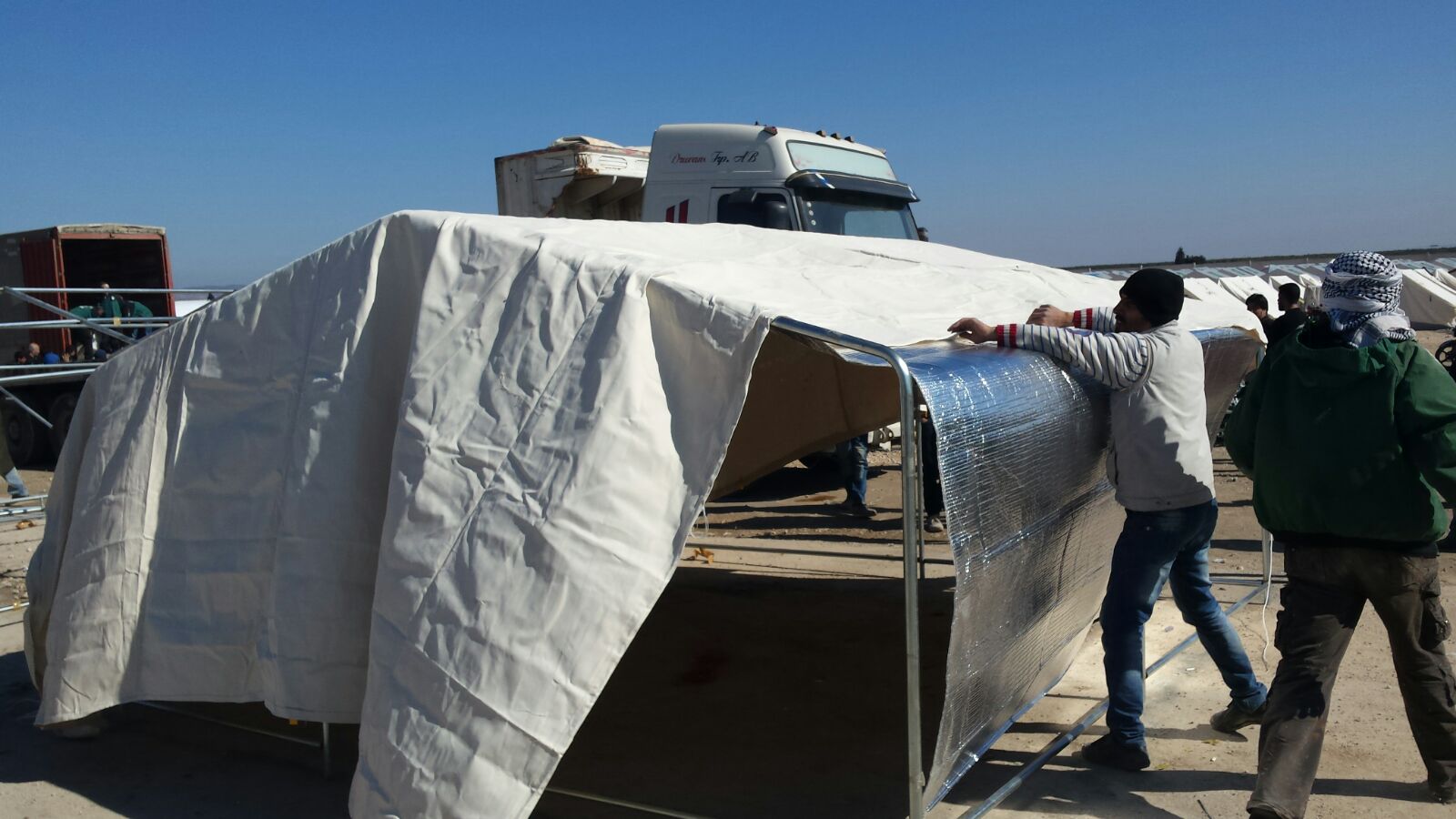 Malteser International distribue 225 tentes pour protéger les familles réfugiées du froid. 