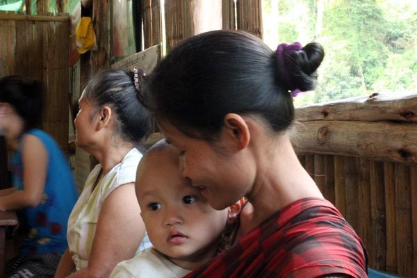 Geflohene Mutter aus Myanmar mit ihrem Kind beim Arzt in Thailand