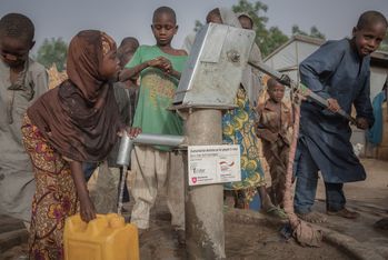Enfants près de puits dans un camp de personnes déplacées au Nigeria
