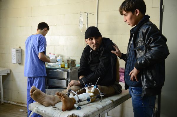 Zusammen mit einer Partnerorganisation, kümmern wir uns um kranke und verletzte Menschen in Syrien. Foto: Malteser International