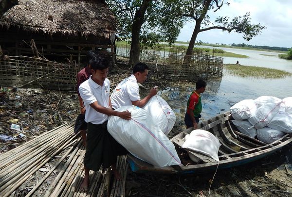 Lebensmittellieferung nach Flut in Myanmar