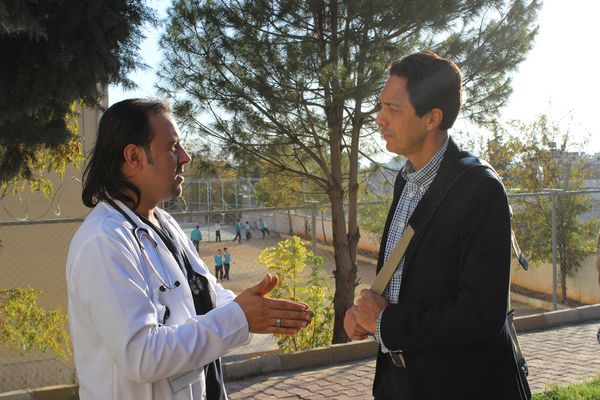 Sid Johann Peruvemba (rechts), im Gespräch mit einem der Ärzte in unserem Feldhospital im türkischen Kilis.