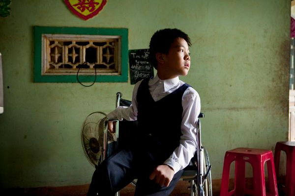 Junge im Rollstuhl in Vietnam schaut aus dem Fenster