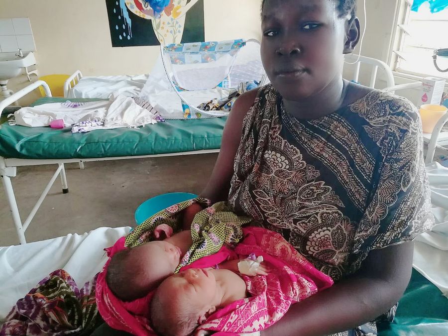  Lilian Eipa mit ihren neugeborenen Zwillingen im Krankenhaus
