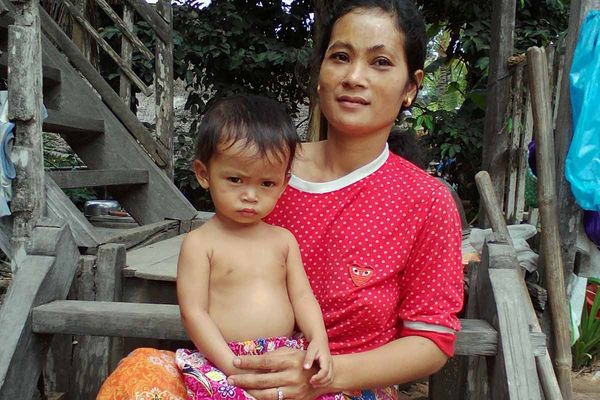 Mutter mit unterernährtem Kind in Kambodscha