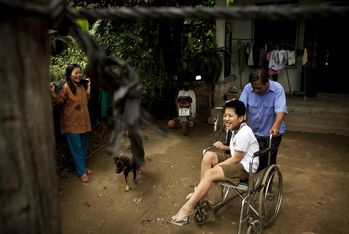 Danh und seine Eltern leben in einem kleinen Dorf in Zentralvietnam. Foto: Guilhem Alandry