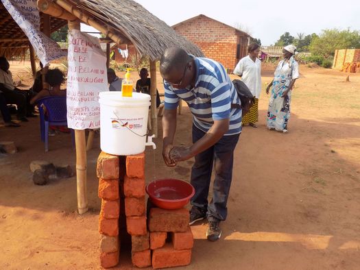 Händewaschen als Schutzmaßnahme gegen eine Ebolaansteckung