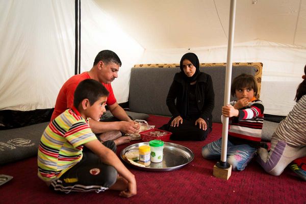 Aus Mossul geflüchtete Familie in einem Zelt im Flüchtlingslager im Irak