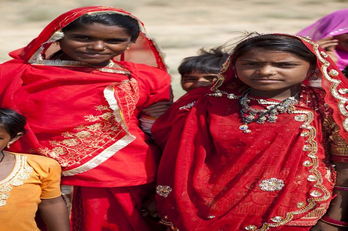Deux jeunes filles Dalit portent fièrement les vêtements traditionnels. Photo: Carmen Wolf 