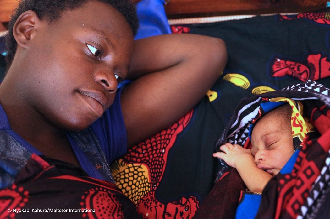 Geburtsklinik Tansania, Mutter mit Kind im Bett
