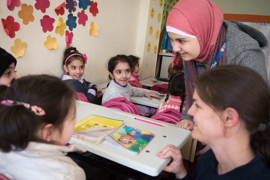 Batoul with refugee school children in Istanbul. Photo: Gonzalo Bell/Malteser International