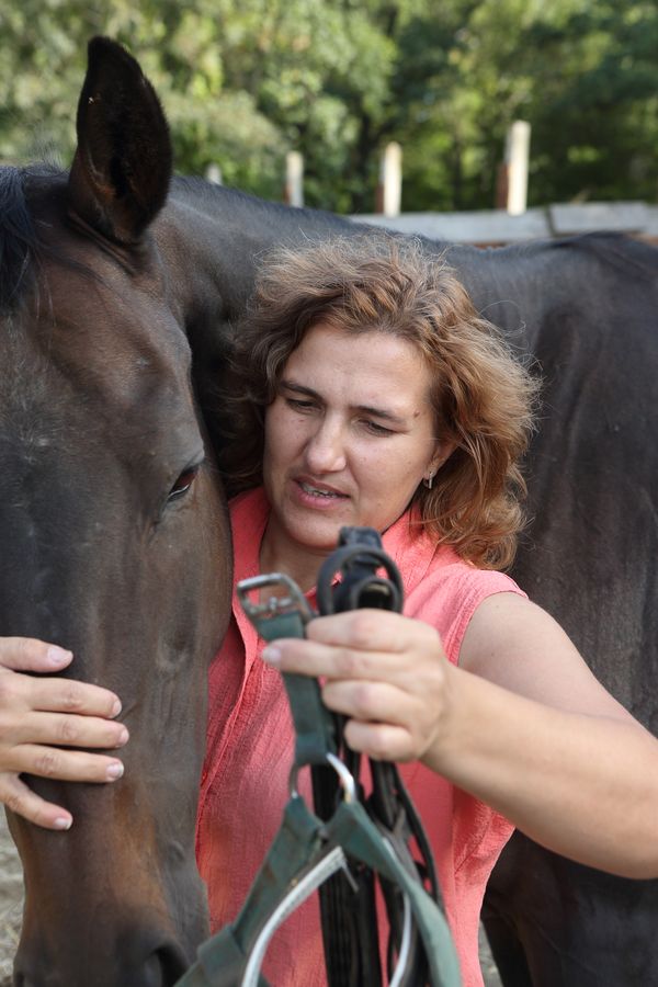 Insbesondere für die Therapie von Kindern setzt Oksana seit kurzem auch wieder ihre Pferde ein. Foto: Pavlo Titko/Malteser Ukraine