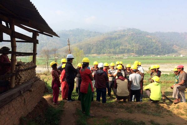 Workshop besichtigt Bau erdbebensicherer Häuser in Nepal