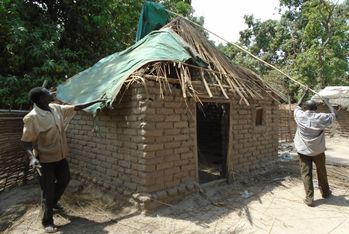 Dachrenovierung im Südsudan