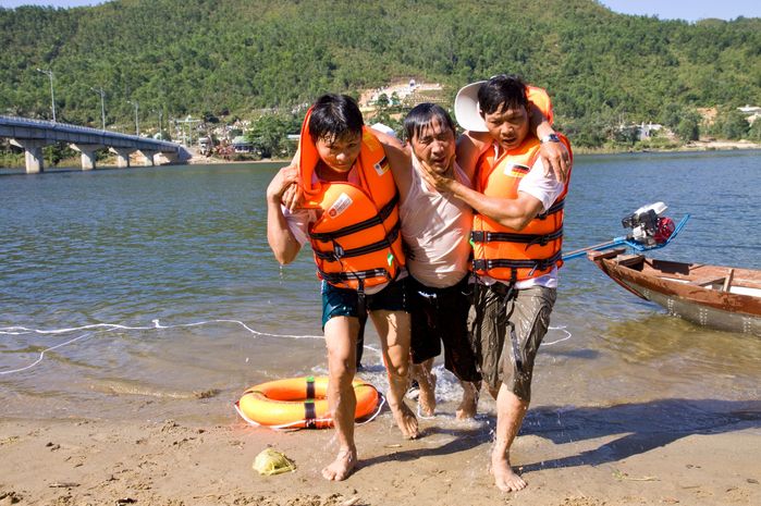 In einer Katastrophenschutzübung zeigen die Dorfbewohner, wie sie Schwache und Verletzte mit Booten evakuieren.