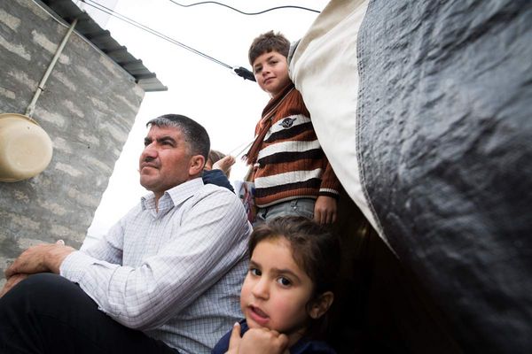 Aus Mossul geflohene Familie im Flüchtlingslager im Irak
