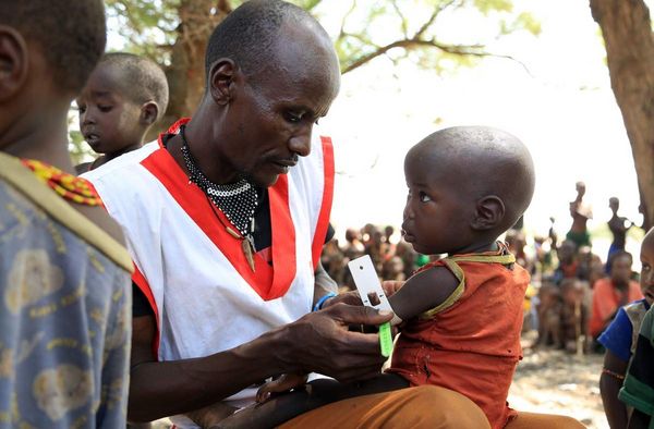 Kind in Kenia wird auf Unterernährung getestet