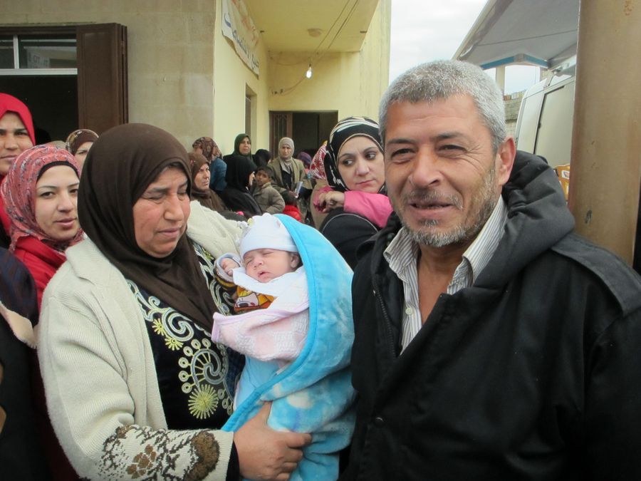 "Vor drei Jahren und vier Monaten sind wir aus unserer Heimatstadt Homs hierher in den Libanon geflohen", sagt Mohamad, 46