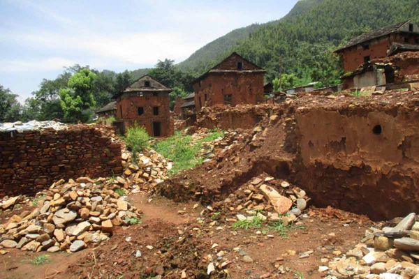 Zerstörtes Dorf nach Erdbeben in Nepal