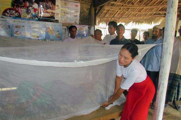 Aufbau Moskitonetz in Myanmar