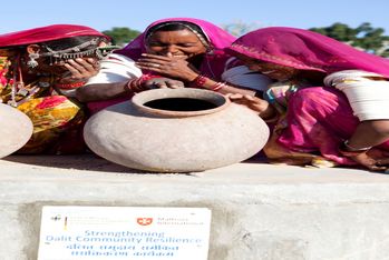 Endlich sauberes Trinkwasser: Lachende Frauen auf dem neuen Brunnen. (Foto: Carmen Wolf) 