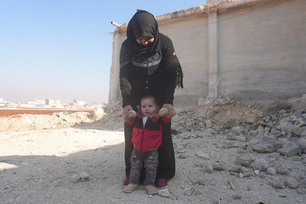 Maryam und ihr Enkel in den Trümmern ihres ehemaligen Zuhauses